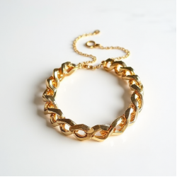 Minimalist Chain Bracelet in Geometric Shape